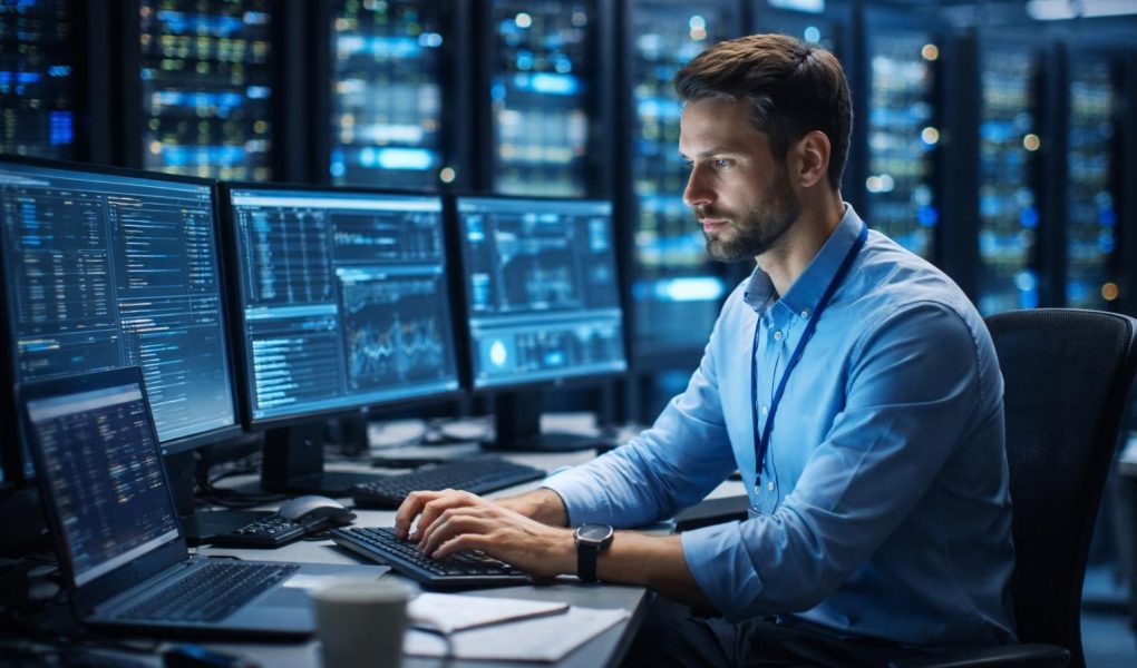 ingenieur-salle-serveurs-ecrans-lumineux